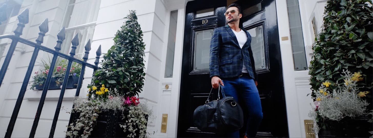 Fellowship em Medicina Estética em Londres na Harley Street - profissional em frente à clínica histórica